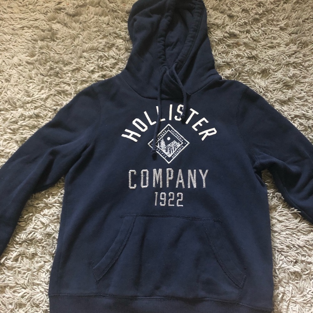 A navy blue Hollister hoodie 💙.